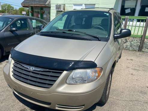 2005 Chrysler Town & Country - - by dealer - vehicle for sale in Hamilton, OH