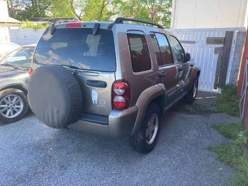 Bad engine needs tow 2005 Jeep liberty for sale in Catonsville, MD