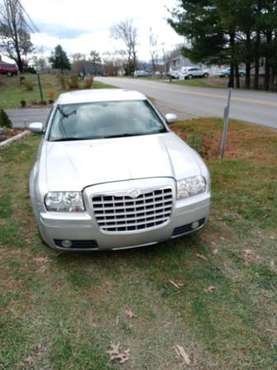2005 CHRYSLER 300 - cars & trucks - by owner - vehicle automotive sale for sale in Charlottesville, VA