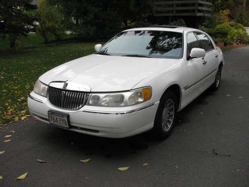 2000 Lincoln Town Car Signature - cars & trucks - by owner - vehicle... for sale in North Attleboro, MA