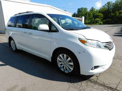 2011 WHITE TOYOTA SIENNA XLE ~~ Great Family Van! for sale in Rochester , NY