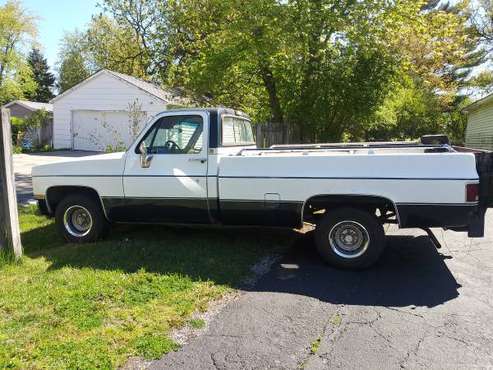 1985 chevy c10 longbed with liftgate for sale in Downers Grove, IL