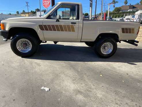 1984 TOYOTA PICK UP 4X4 SOLID AXLE 22R - cars & trucks - by owner -... for sale in HARBOR CITY, CA
