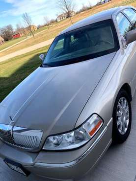 2009 Lincoln Signature Town Car - cars & trucks - by owner - vehicle... for sale in Fond Du Lac, WI