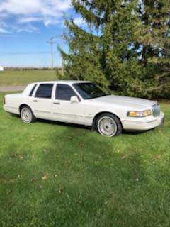 1995 Lincoln Town Car Signature Series - cars & trucks - by owner -... for sale in Carleton, MI