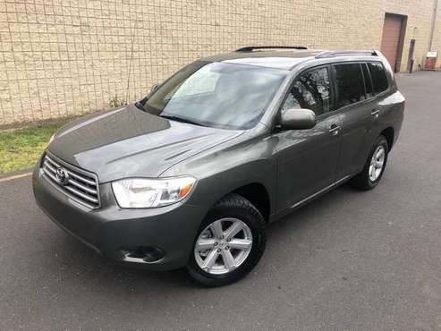 2010 TOYOTA HIGHLANDER * SERVICED * NO ACCIDENT - cars & trucks - by... for sale in Philadelphia, PA