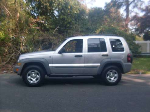 2005 JEEP LIBERTY LOOKS NICE RUNS 100% - cars & trucks - by owner -... for sale in Ocean Beach, NY