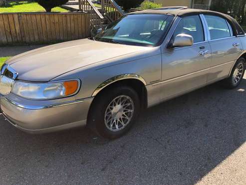 2001 Lincoln town car - cars & trucks - by owner - vehicle... for sale in Youngstown, OH
