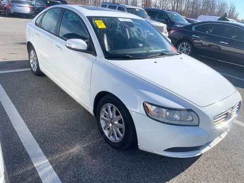 🎁2009 Volvo S40 white/blk 125,000 miles Aux/heated seats🎁 - cars &... for sale in Baltimore, MD