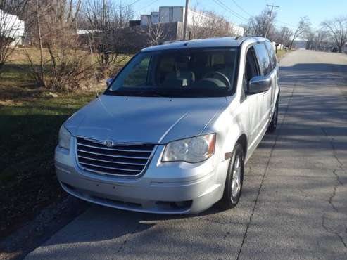 2008 Chryslertown and country - cars & trucks - by owner - vehicle... for sale in MARKHAM, IL