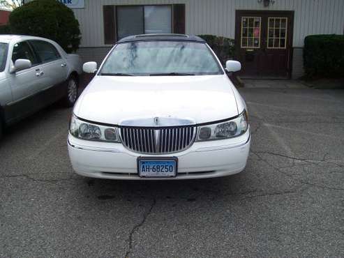 2000 LINCOLN TOWN CAR SIGNATURE - cars & trucks - by owner - vehicle... for sale in New Milford, CT