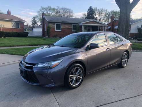 2015 TOYOTA CAMRY SE BACKUP CAM LIKE NEW 68K MILES RUNS GREAT - cars for sale in Madison Heights, MI