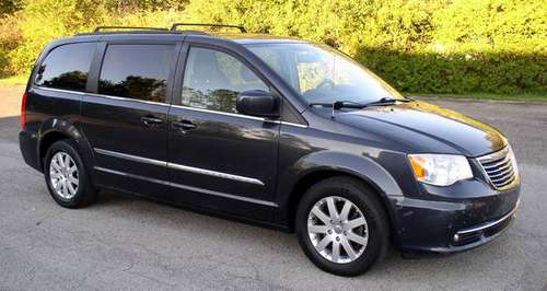 2013 CHRYSLER TOWN & COUNTRY TOURING, 3.6L V6, clean, runs great,... for sale in Youngstown, OH
