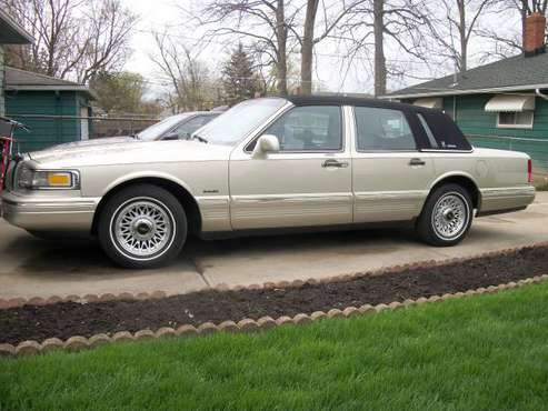 1997 Lincoln Town Car Executive Series for sale in Maple Heights, OH