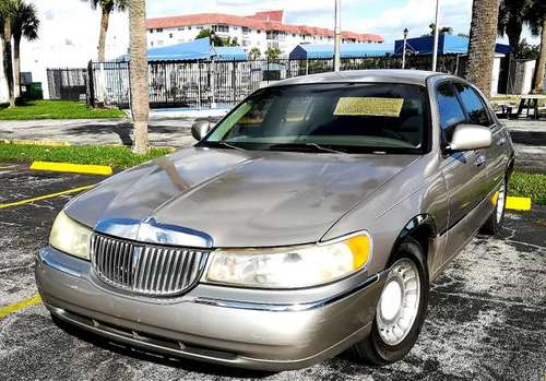 Lincoln Town Car 2000 Very Good Condition - cars & trucks - by owner... for sale in Fort Lauderdale, FL