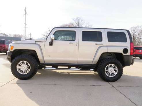 2007 HUMMER H3 4WD New Tires, Sharp - cars & trucks - by dealer -... for sale in Waterloo, IA