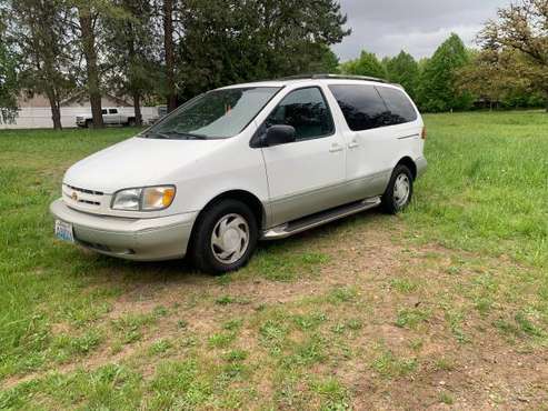 1999 Toyota sienna XLE I want to drives excellent for sale in Vancouver, OR