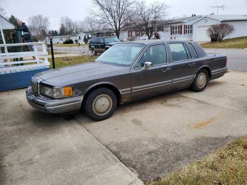 1991 Lincoln Town Car - cars & trucks - by owner - vehicle... for sale in Portage, IL