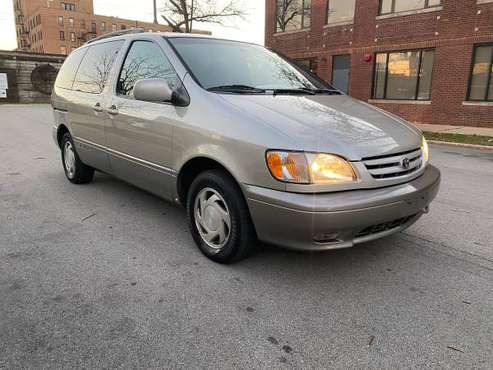 2001 Toyota Sienna - cars & trucks - by owner - vehicle automotive... for sale in Chicago, IL
