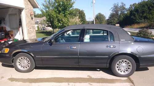 1999 LINCOLN TOWN CAR SIGNATURE SERIES/ Great Condition / Very Clean for sale in Camdenton, MO