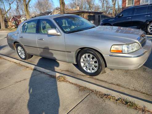 2009 LINCOLN TOWN CAR SIGNATURE - cars & trucks - by owner - vehicle... for sale in Chicago, IL