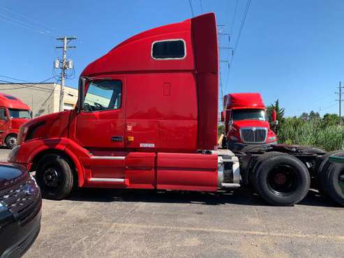 Freightliner and Volvo Semi Trucks for sale in Sterling Heights, MI