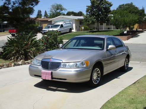 2002 Lincoln Town Car for sale in Bakersfield, CA