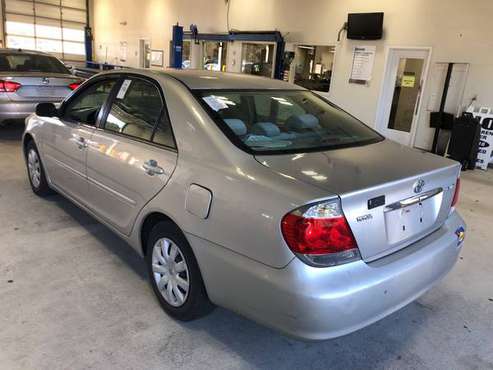 2005 toyota camry le - cars & trucks - by dealer - vehicle... for sale in Shirley, NY
