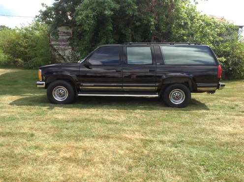 GMC Suburban 2500 SLE LOADED-4x4-LOW MILES 1 owner BLACK for sale in Remington, IN