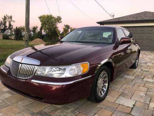 2002 LINCOLN TOWN CAR ONLY 60 K Miles - cars & trucks - by owner -... for sale in Cape Coral, FL