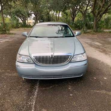 2007 LINCOLN TOWN CAR SIGNATURE $4,200 176089 MILES - cars & trucks... for sale in Fort Myers, FL