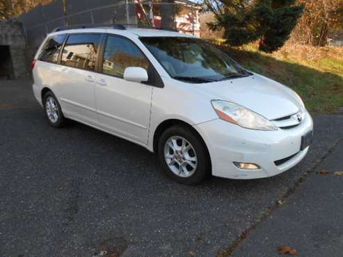 2006 Toyota Sienna XLE 3rd Row Leather Carfax Report w/Service... for sale in Seymour, NY