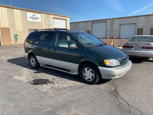 2000 Toyota Sienna XLE for sale in Stockton, CA