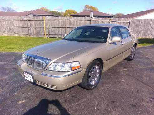 Very Nice, 2004 Lincoln Town Car for sale in Appleton, WI