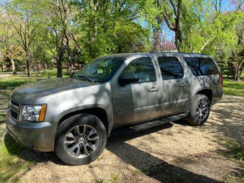 Chevrolet Suburban - new engine and trans under warranty - cars & for sale in Oxon Hill, District Of Columbia