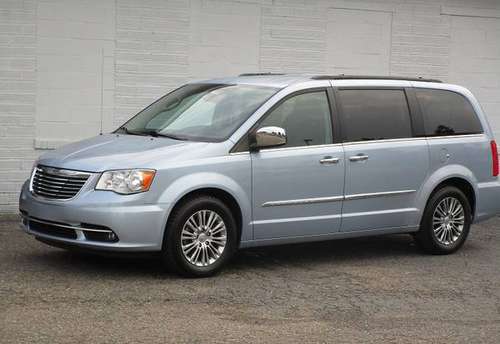 ** 2013 Chrysler Town Country Van 3rd row seating Nice ** - cars &... for sale in Minerva, OH