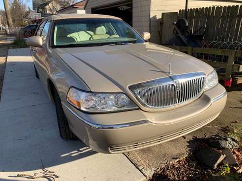 2005 Lincoln Town Car, excellent condition - cars & trucks - by... for sale in Vicksburg, MI