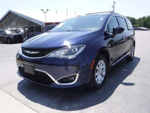 2017 Chrysler Pacifica Touring 3rd Row Leather Htd Seats easy finance for sale in Lees Summit, MO