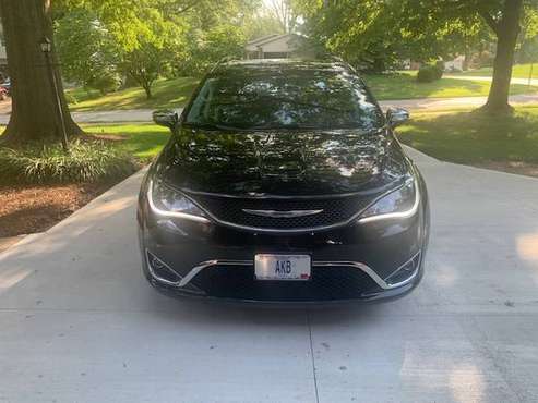 2017 Chrysler Pacifica Limited 24,000 miles - cars & trucks - by... for sale in Ballwin, MO