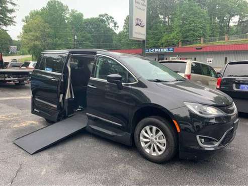 2017 Chrysler Pacifica Touring-L handicap wheelchair side for sale in Dallas, MN