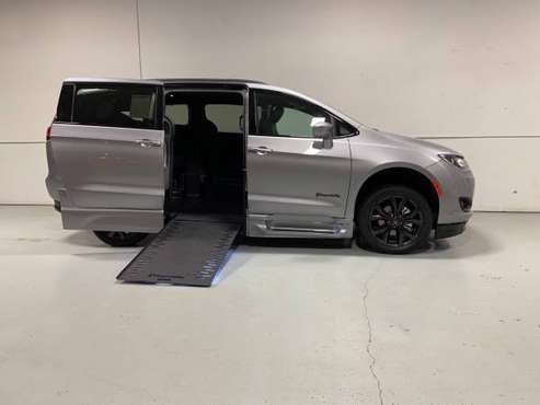 Wheelchair Accessible Chrysler/Leather/DVD/Panoramic Sun Roof for sale in Palmer, AK