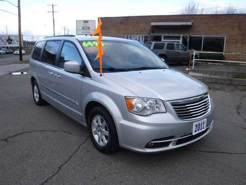 2011 Chrysler Town & Country Touring Edition V6 Auto Loaded Rear... for sale in ENDICOTT, NY
