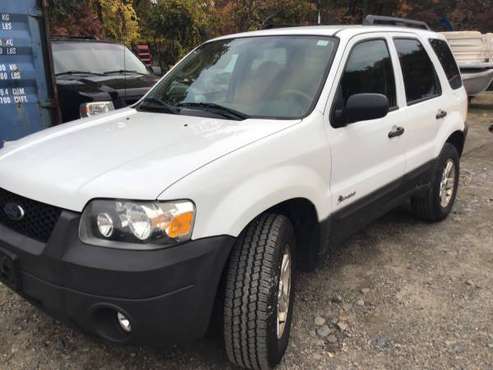 Hybrid Ford Escape clean 104k. $3800 - cars & trucks - by dealer -... for sale in Ipswich, MA