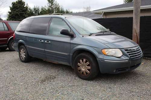 2005 Chrysler Town and Country Limited - - by dealer for sale in PUYALLUP, WA