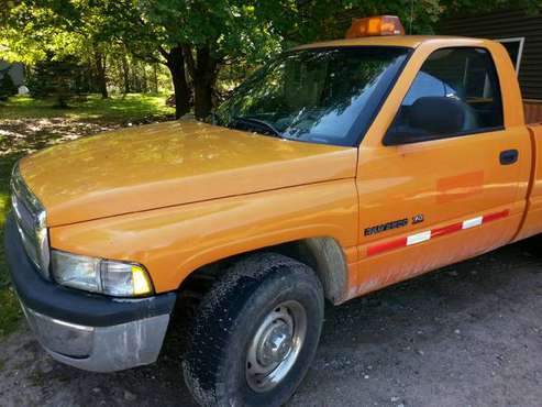 2001 Dogde Ram 2500 long bed for sale in Howell, MI