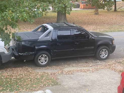 2007 CHEVROLET AVALANCHE, LOOKS GOOD, RUNS GREAT - cars & trucks -... for sale in Louisville, KY