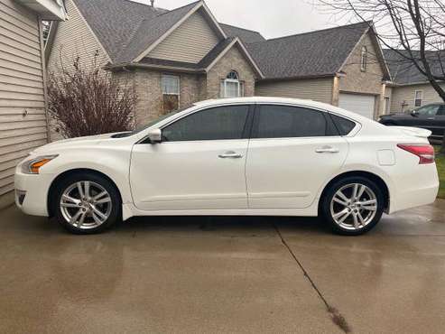 2013 Nissan Altima - cars & trucks - by owner - vehicle automotive... for sale in Holland , MI