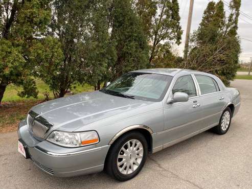 ONLY 105,000 MILES! 2006 LINCOLN TOWN CAR SIGNATURE SERIES LEATHER -... for sale in Cedar Rapids, IA