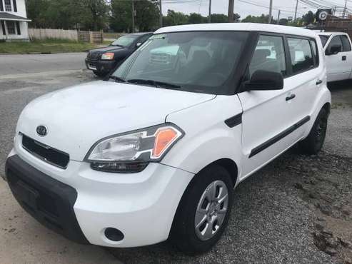 2011 KIA SOUL 4CYL 5SPEED MANUAL 94000 miles - cars & trucks - by... for sale in Thomasville, NC