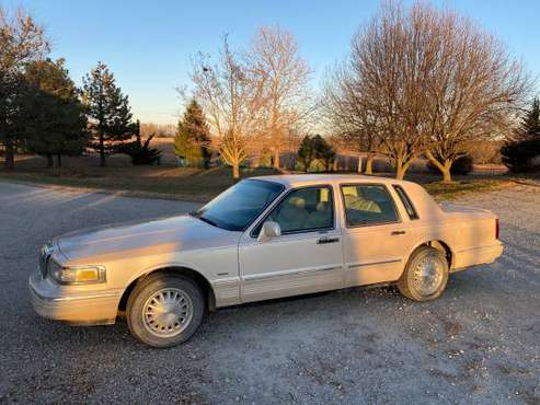 1995 Lincoln Town Car - cars & trucks - by owner - vehicle... for sale in Wamego, KS